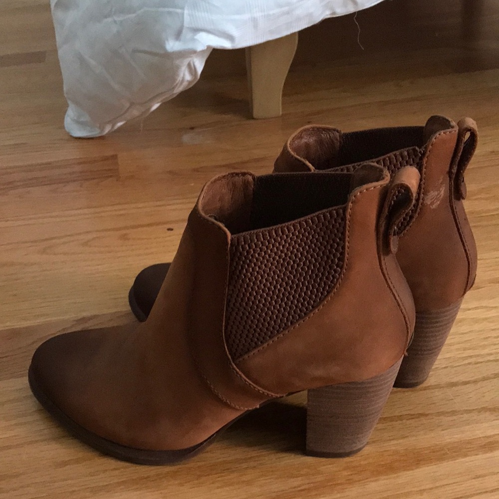 UGG boot chestnut heel boots (slide on)